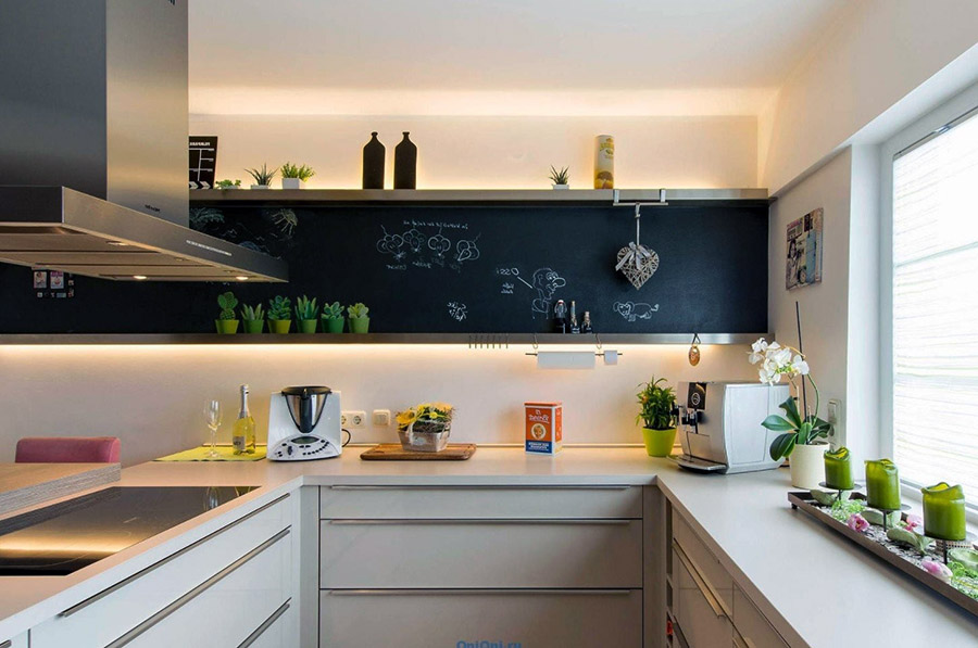 Приклад гарного фартуха для кухні без навісних систем зберігання