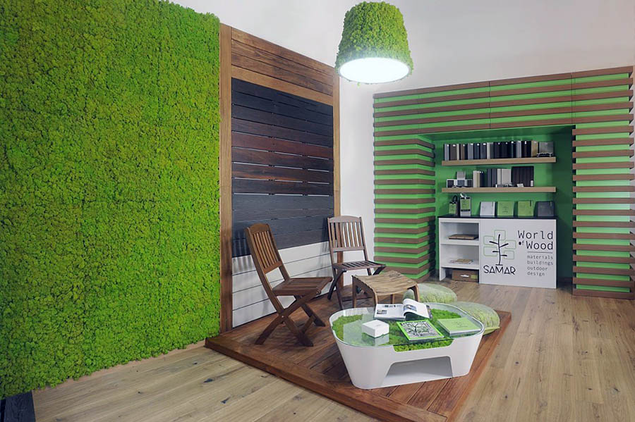 Простора кімната із натуральною зеленню на стіні