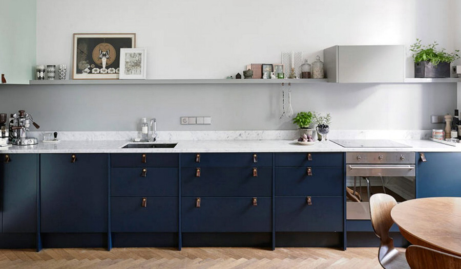 Простора кухня в яскравих відтінках з лінійним плануванням