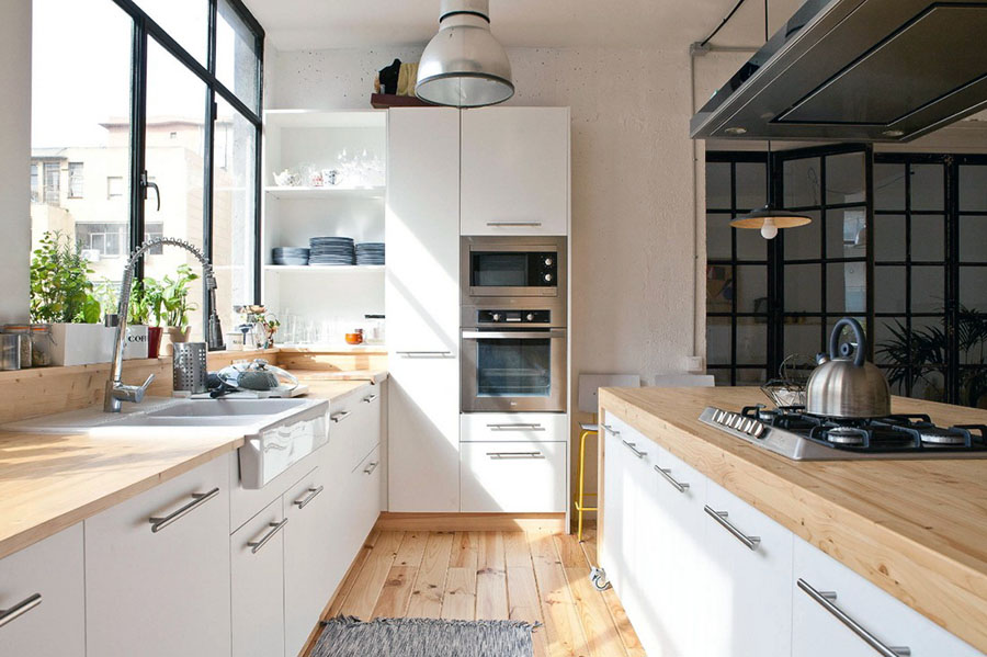 Робоча зона з паралельним розташуванням на кухні без підвісних ящиків