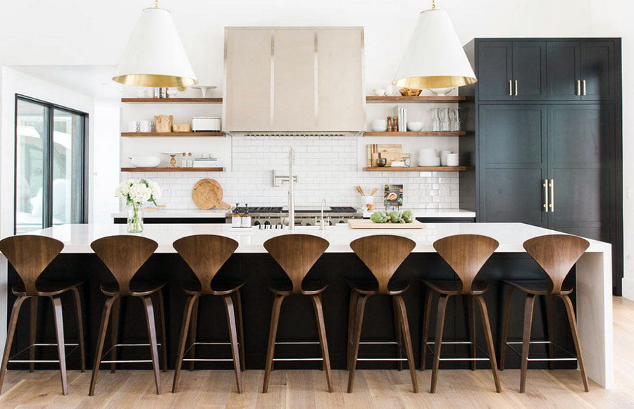 Реальний приклад дизайну кухні у сучасному стилі без використання настінних шаф