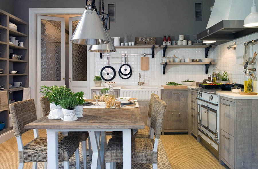 Реальний приклад практичної кухні без великих шаф на стінах