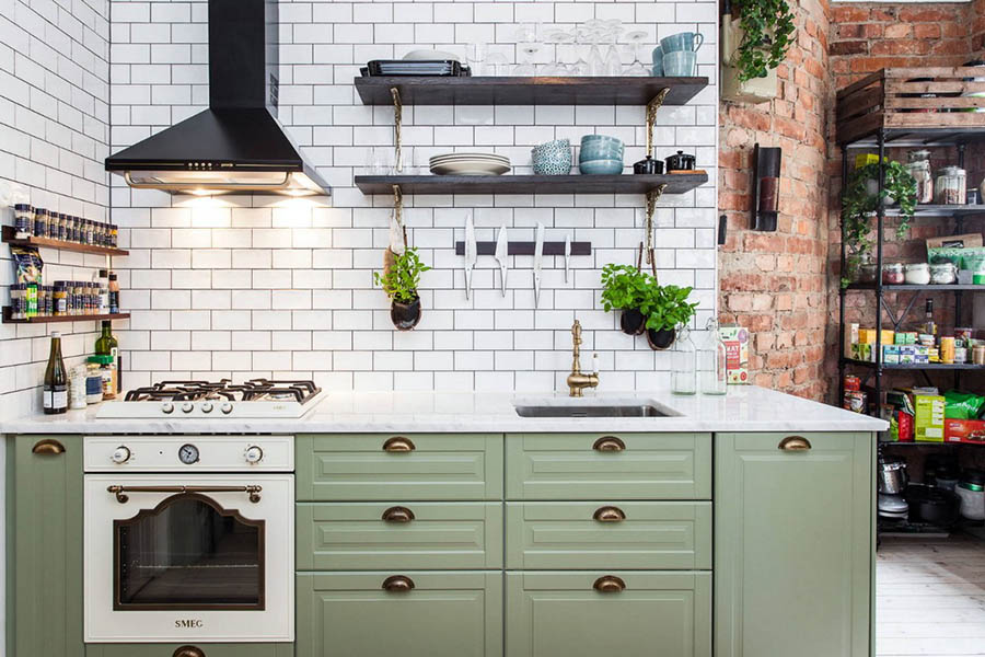 Поєднання витяжки з відкритими полицями на невеликій кухні