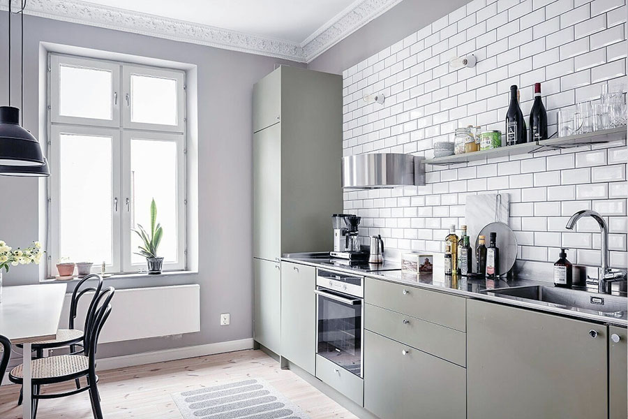 Сучасна кухня з лінійним плануванням без навісних систем зберігання