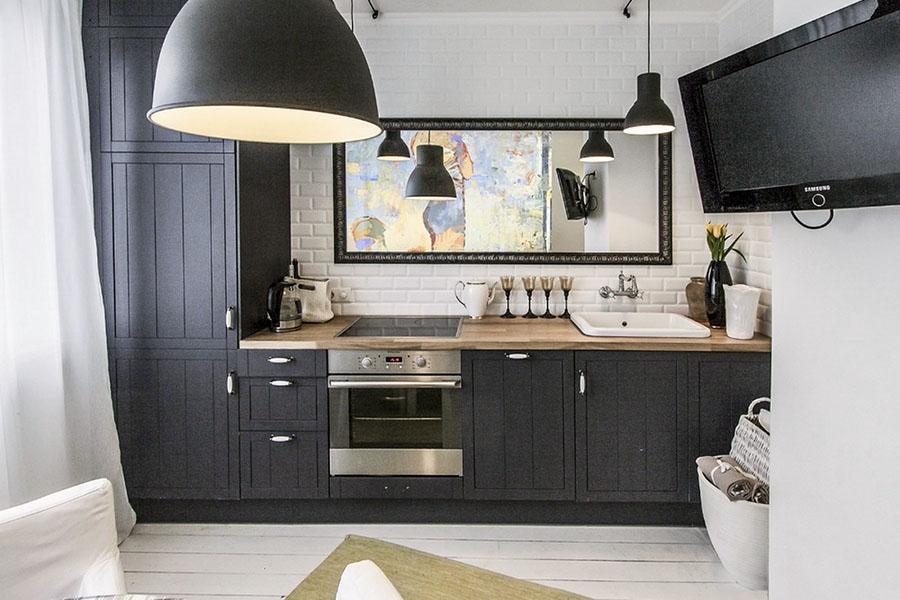 Сучасна кухня з відкритими полицями та масивною шафою підвищеної місткості