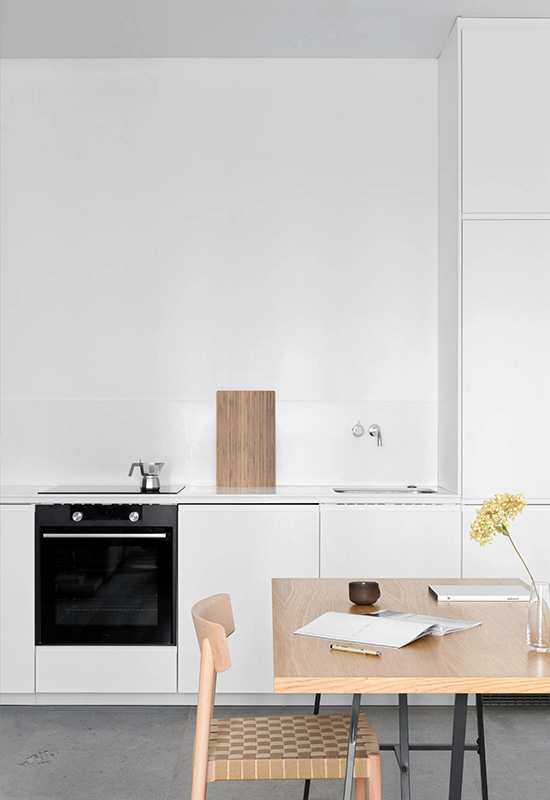 Сучасна кухня у стилі мінімалізм без навісних полиць