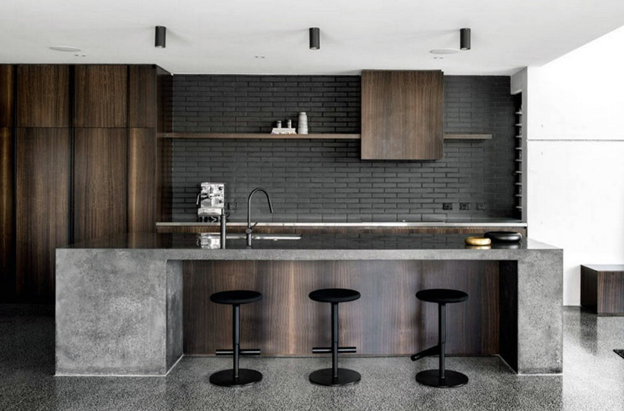 Сучасна кухня у темних відтінках без верхніх ящиків