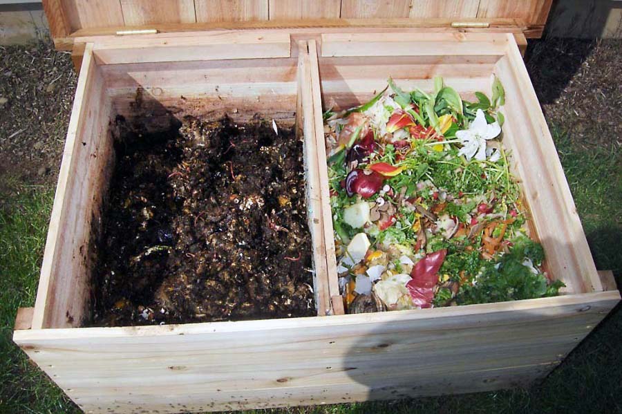 Створення натурального добрива у компостній ямі