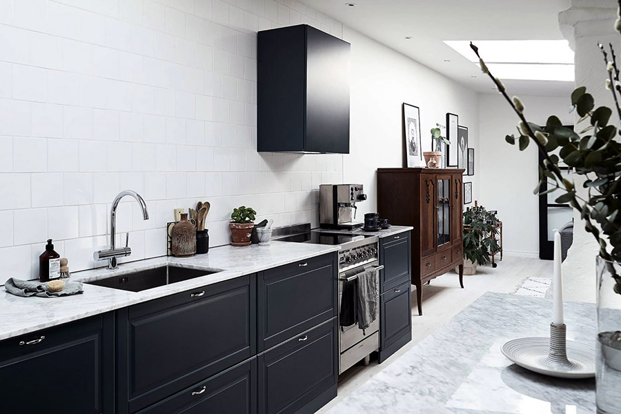 Захована витяжка на кухні без навісних систем зберігання