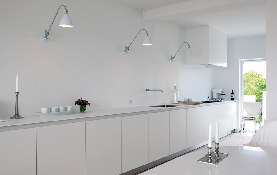 Стильна та зручна кухня з практичним фартухом та лінійним плануванням