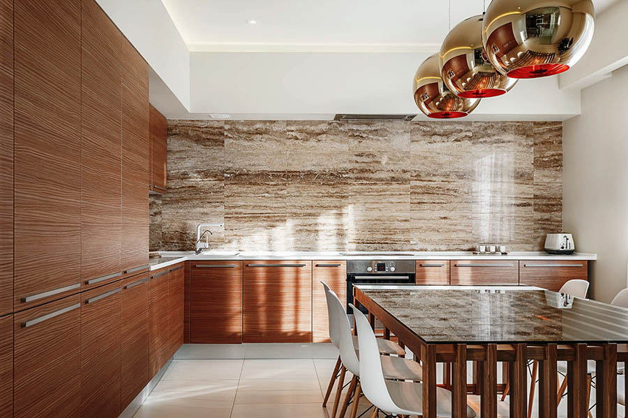 Стильне оформлення фартуха на кухні без верхніх шаф