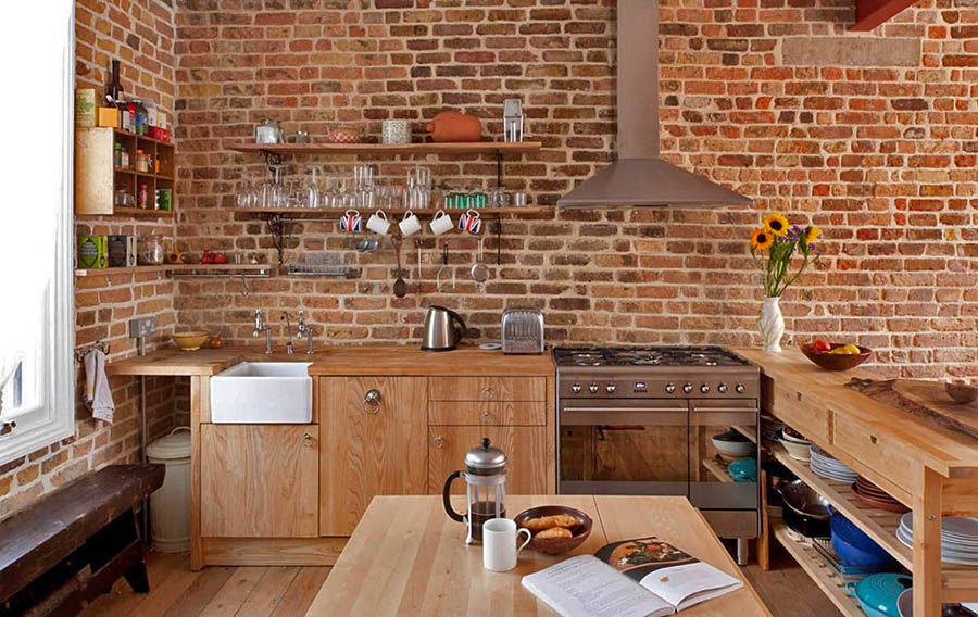 Зручна організація простору на кухні в стилі лофт без верхніх шаф