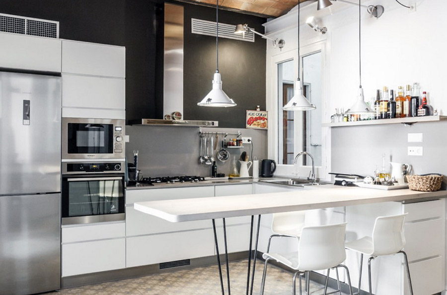 Зручна організація робочої зони на кухні без використання навісних систем зберігання