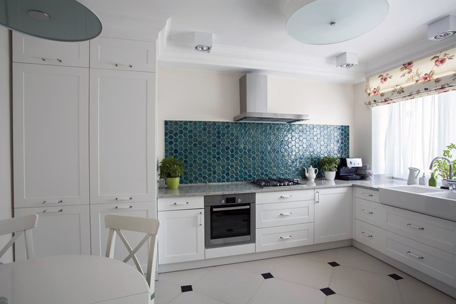 Зручне планування кутової кухні без верхніх шаф