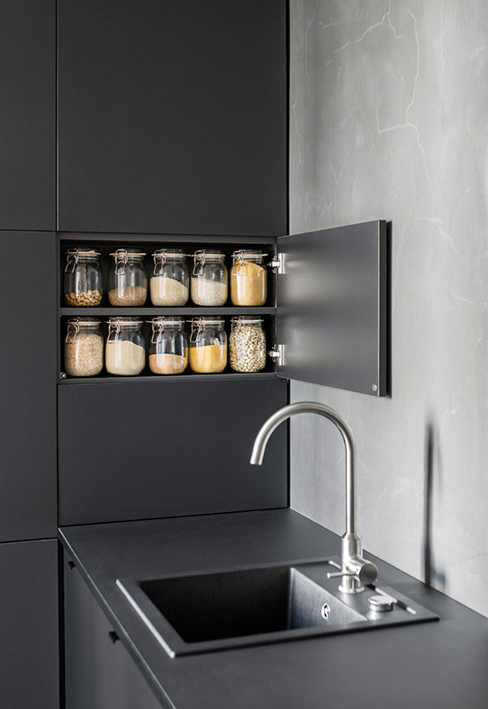 Зручне зберігання предметів у шафі-колоні на кухні