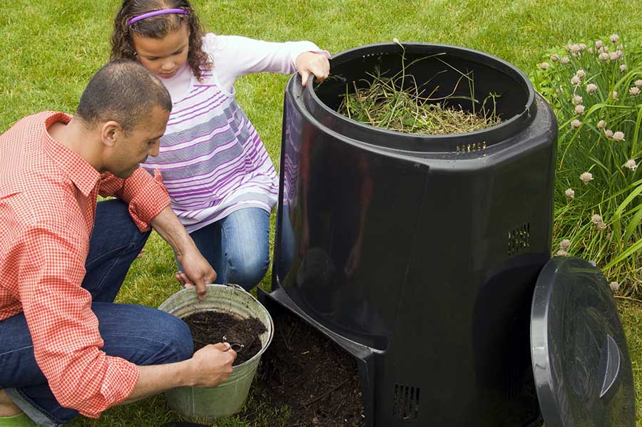 Зручний бочкоподібний компостний контейнер із кришкою та нижнім відсіком