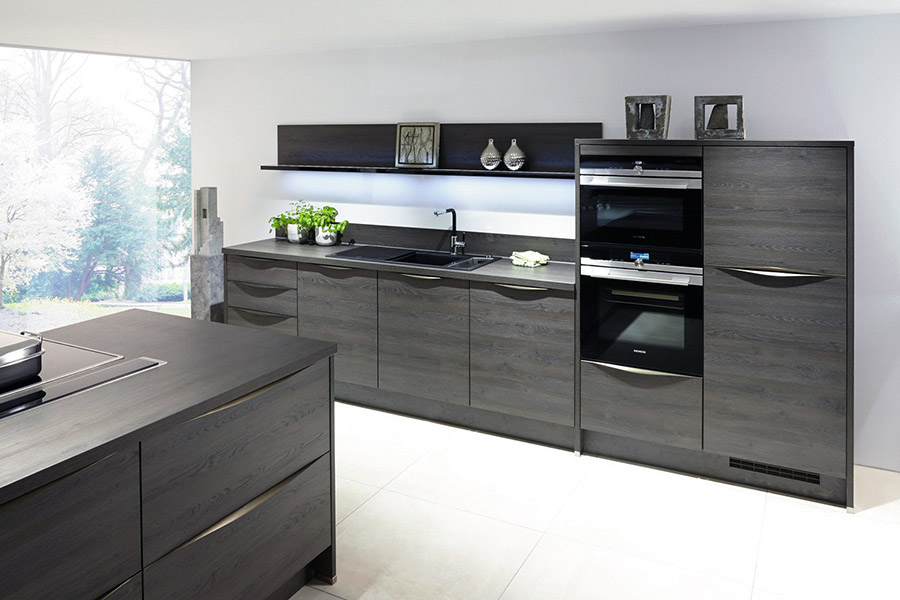 Кутове планування кухні у стилі хай-тек без верхніх шаф