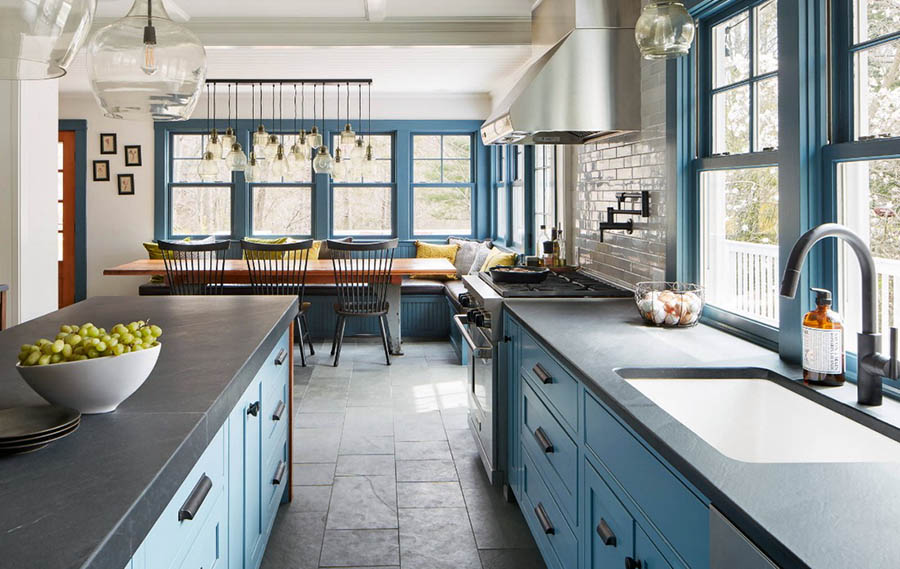 Яскрава кухня із сучасною системою зберігання без підвісних шаф