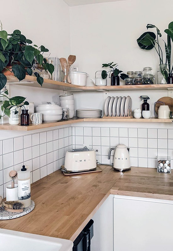 Чем заменить навесные шкафы на кухне