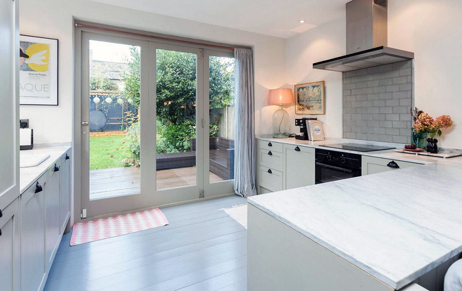 Як виглядає насправді кухня без шаф на стіні