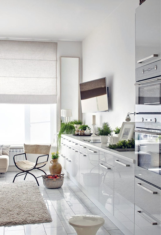 Лінійне планування кухні без навісних шафок