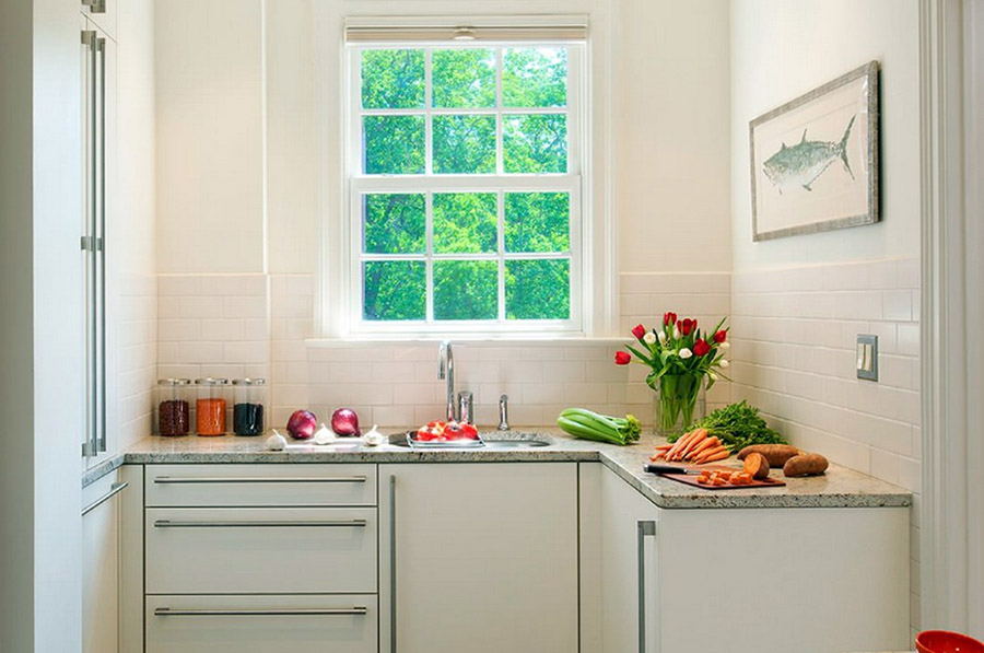 Невелика кухня з кутовим плануванням та без навісних полиць