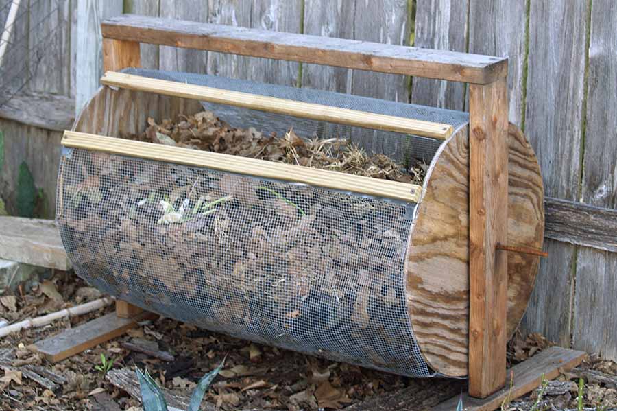 Необычный контейнер для компоста из дерева и сетки