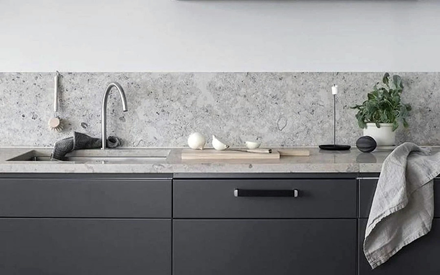 Практичная отделка зоны над фартуком на кухне без навесных шкафчиков