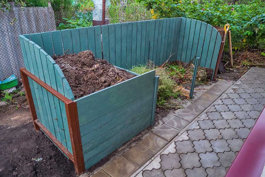 Пример компостной ямы открытого типа