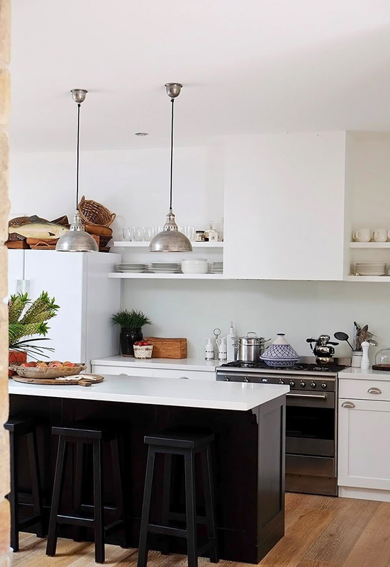 Пример расположения вытяжки на кухне без верхних шкафчиков