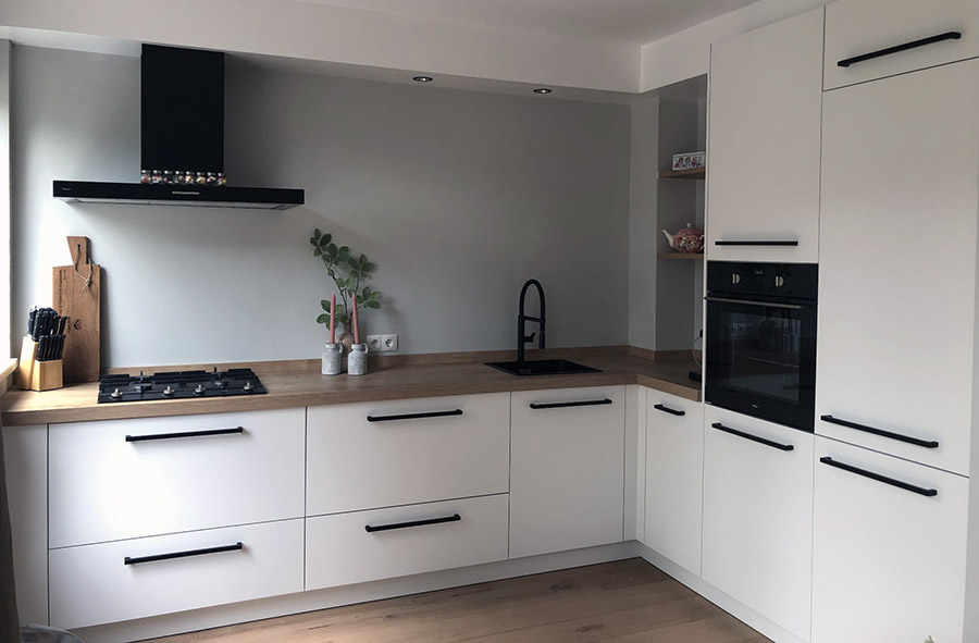 Приклад кутової кухні без шаф на стінах