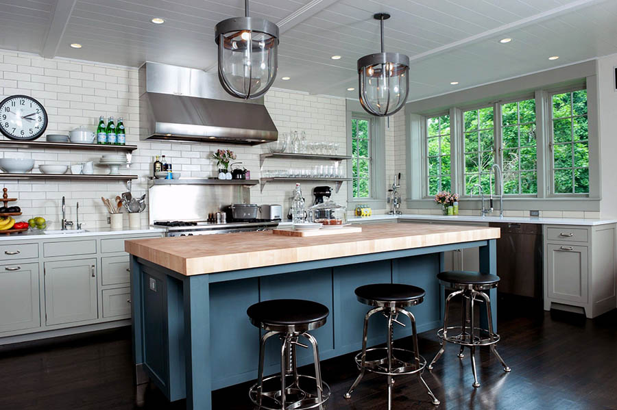 Реальный пример кухни в стиле модерн с открытыми полками