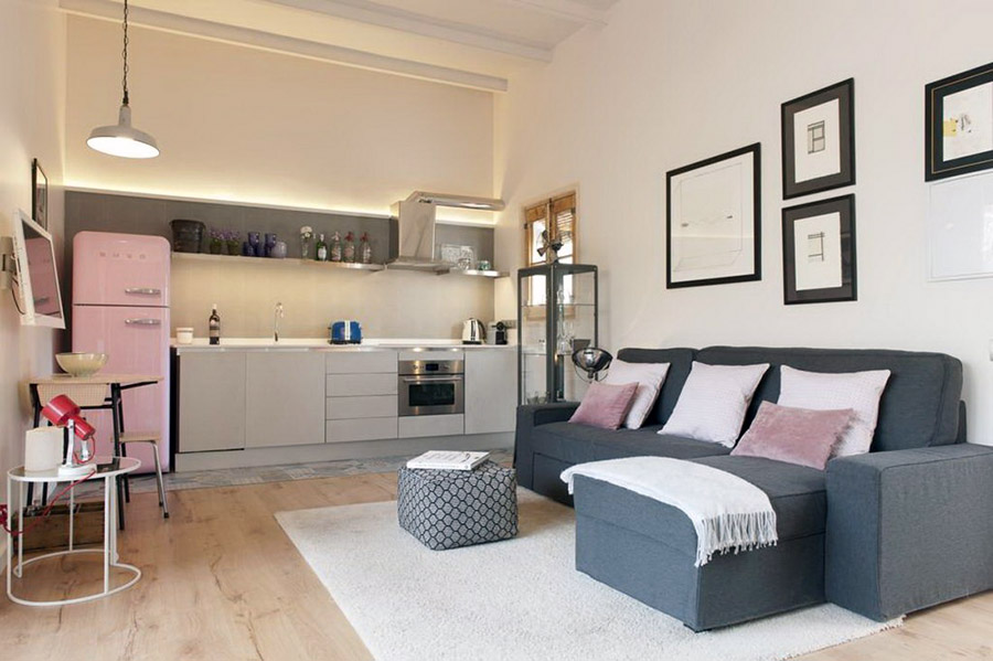 Реальный пример жилой кухни без шкафов на стенах