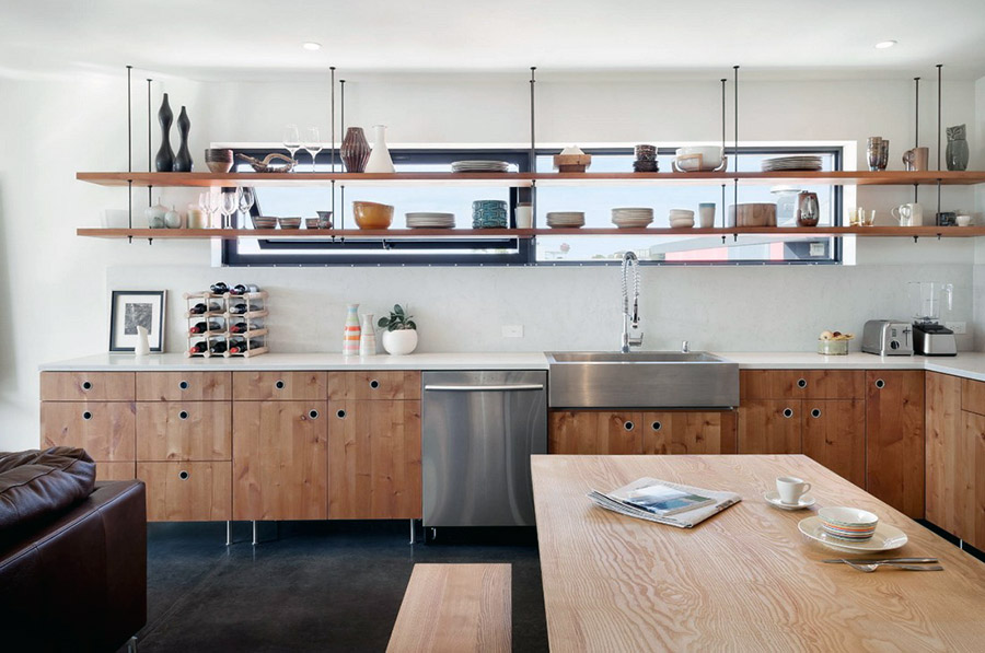 Современная кухня с длинными открытыми полками