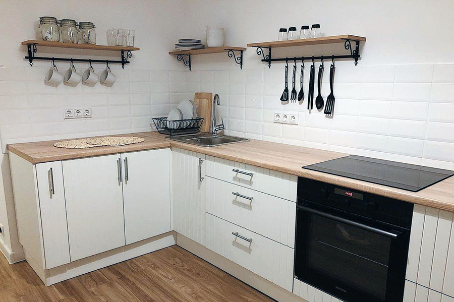 Угловая обстановка на кухне без верхних шкафов