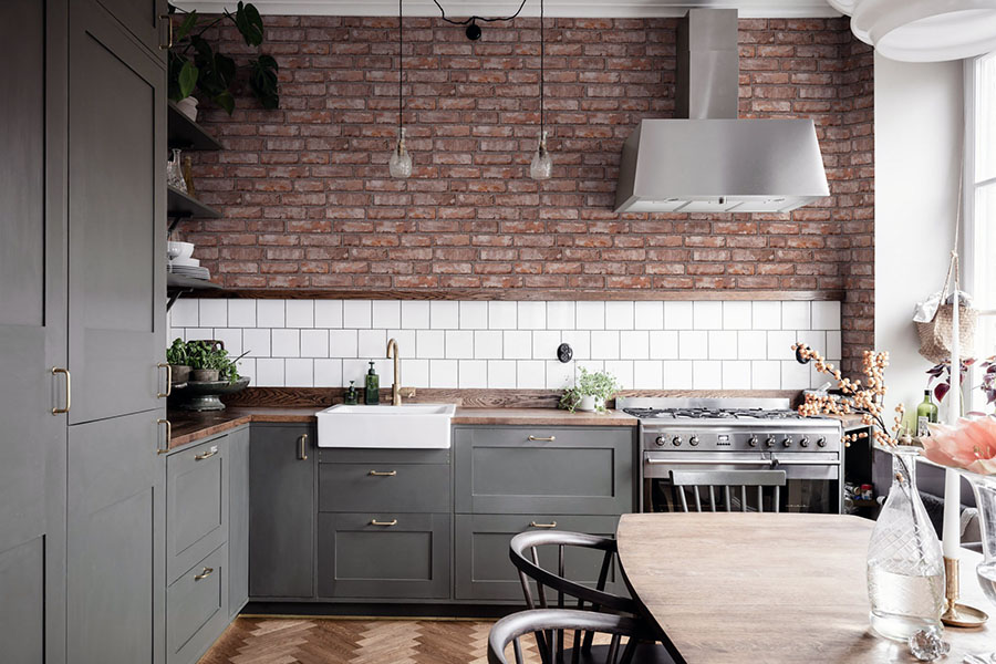 Варіант розміщення витяжки на сучасній кухні без підвісних шаф