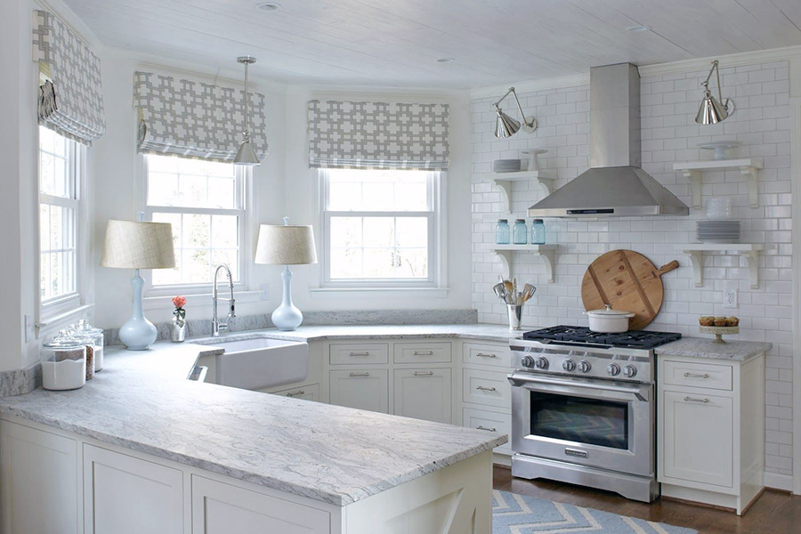 Закругленная рабочая зона без навесных шкафчиков на кухне