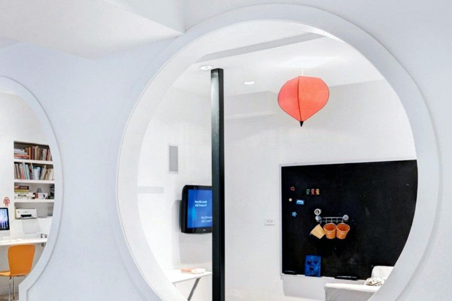 Круглая арка из гипсокартона в интерьере светлой комнаты