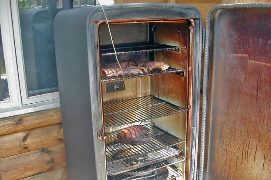 Чи можна з холодильника зробити коптильню для м'яса та риби