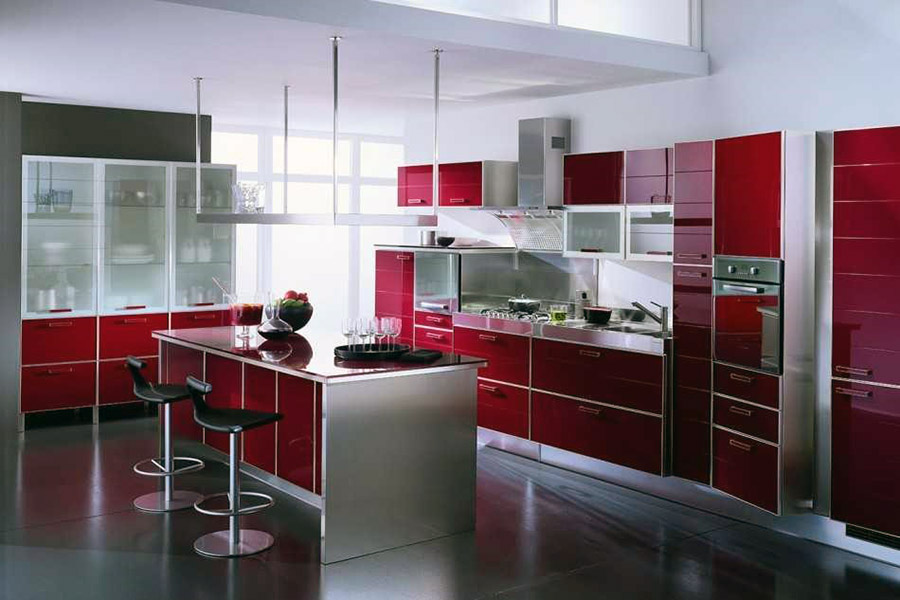Акцент на червоних відтінках в інтер'єрі кухні з дизайном хай-тек