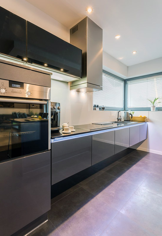 Як прикрасити хай тек кухню за допомогою витяжки