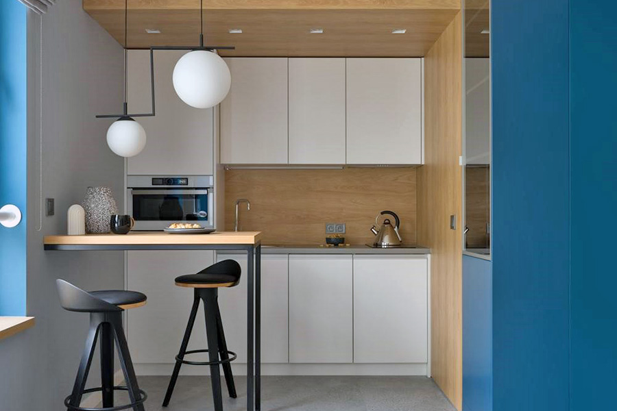 Хай-тек кухня з дерев'яними вставками та елементами з бірюзовим забарвленням
