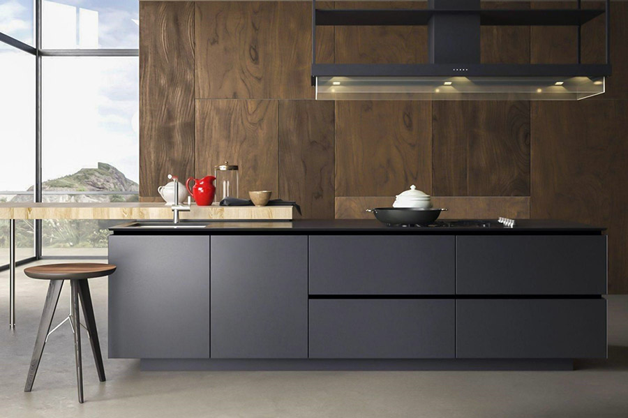 Хай тек кухня з сучасною витяжкою з підсвічуванням у якості акцента