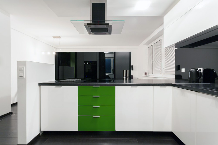Красива кухня хайтек з яскравим акцентом