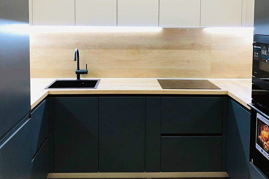 Маленька кухня в стилі хай-тек в темних тонах