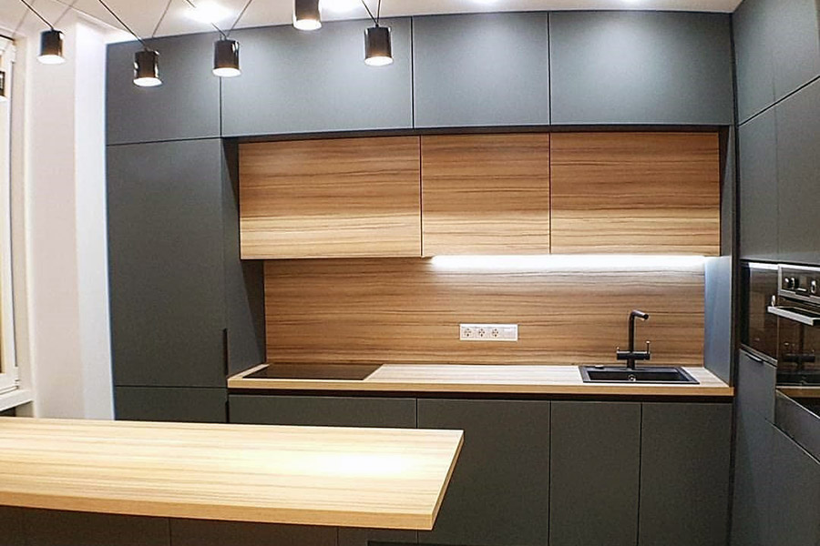 Оздоблення елементів хай-тек кухні деревом