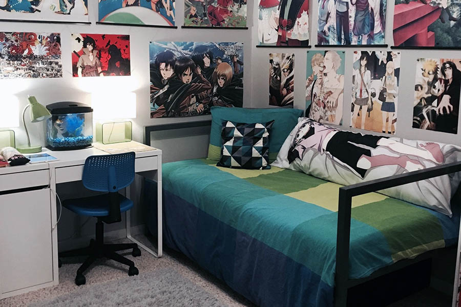 Практична кімната із постерами на стінах для підлітків 14-15 років