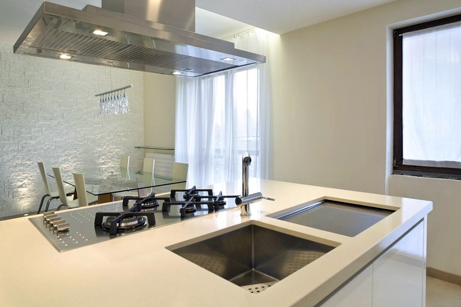 Практичні прикраси та аксесуари для хай-тек кухні