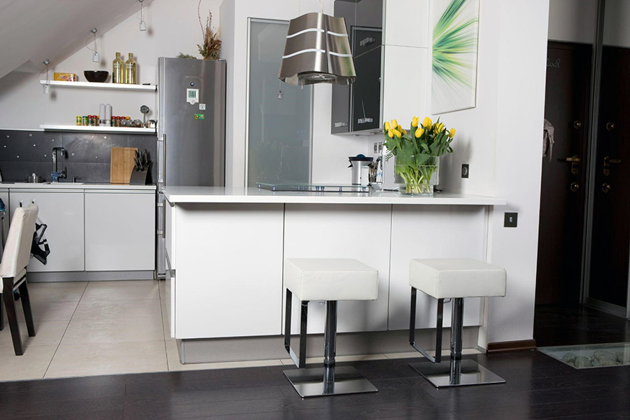 Приклад стильної кухні хай-тек з барною стійкою