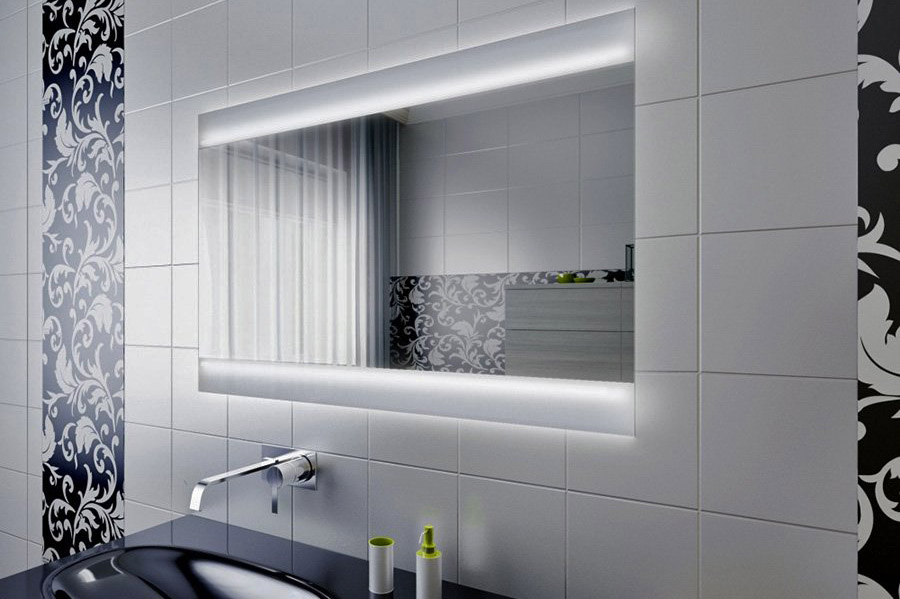 Простора ванна кімната зі світильником над умивальником